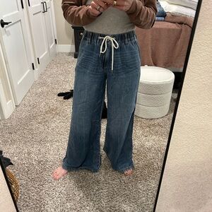 Judy Blue Viral Featherweight Jeans